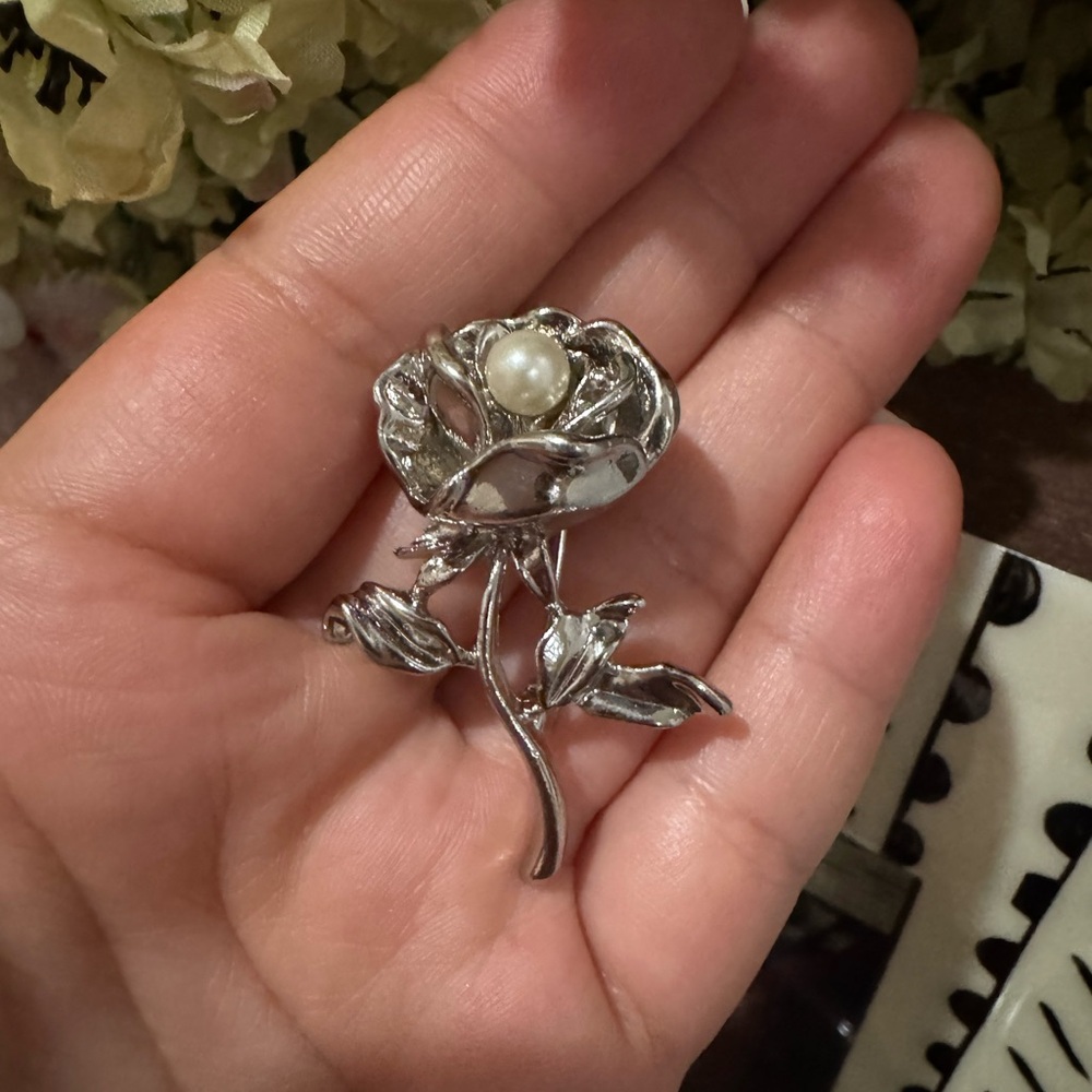 Elegant Silver Floral Brooch with Pearl Accent